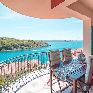 apartments-mali-dvor-novigrad.hotelinzadar.com/